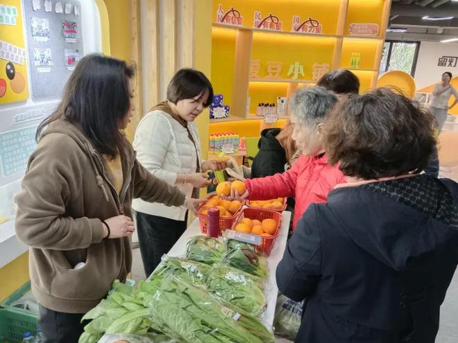 跑、公益市集……精彩纷呈的一周等你来参与！AG真人游戏第一品牌非遗葫芦彩绘、爱心