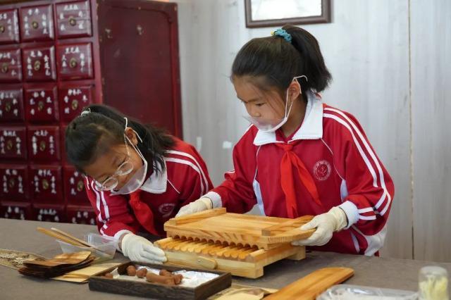 第十六小学：中医药文化浸润校园AG真人国际网站内蒙古达拉特旗