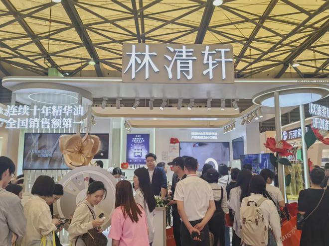 自然堂等美妆企业亮相美博会！AG真人app【现场】家化、(图22)